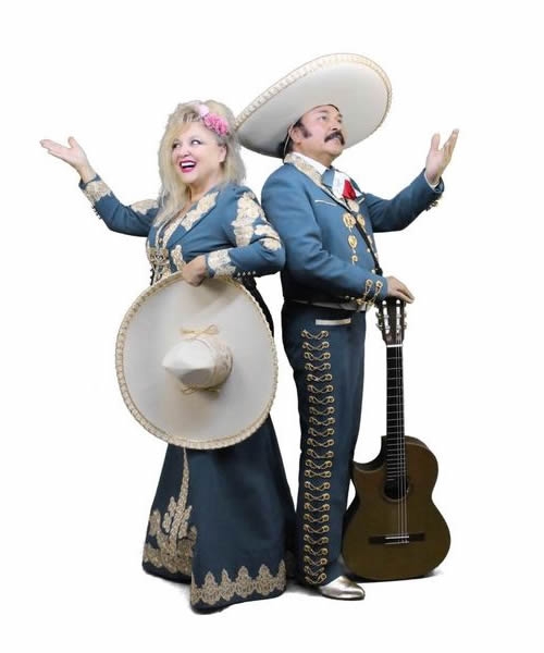 Bild von dem Duo Die Carinos in original mexikanischer Mariachi-Tracht mit echten Sombreros. Diese beiden, also Marion aus Bayern und Eddy, als originaler Mariachi aus Mexika, haben es geschafft, eine perfekte Symbiose aus dem deutschen Schlager und dem mexikanischen Mariachi-Sound zu erstellen. Mariachi ist mittlerweile Weltkulturerbe. Die Carinos unterhalten euch jeden Mittwoch und Samstag im Cafe Marlene.