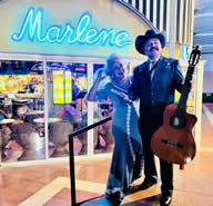 Bild vom Duo Cariños vor dem Cafe Marlene