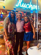 Bild von Wirt Manolo mit dem Stammgast Conny