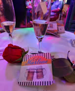 Bild Tisch in der Marlene mit 2 Sektgläsern und einer Rose