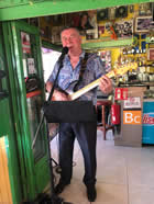 Gitarrist Josef beim Auftritt im Cafe Marlene